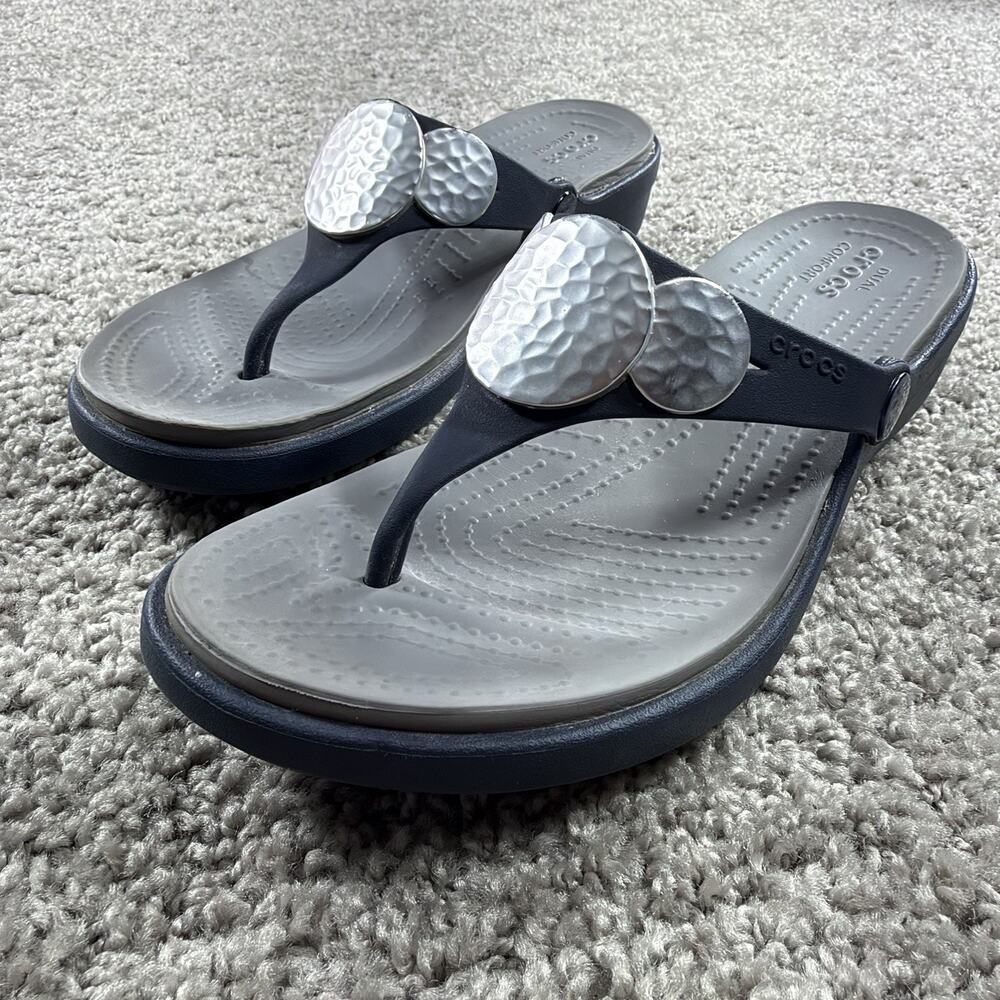 CROCS Sanrah Comfort Wedge Flip Flop Sandals Blue Silver Womens 6 Hammered Thong